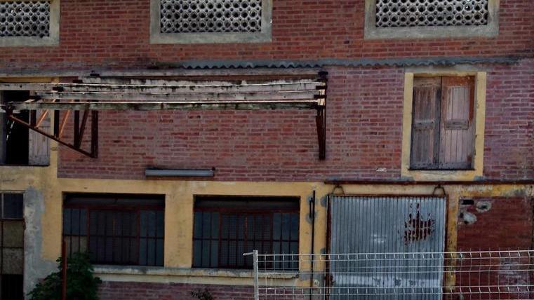 Lavora nella casa inagibile: colpito da una trave è ferito gravemente
