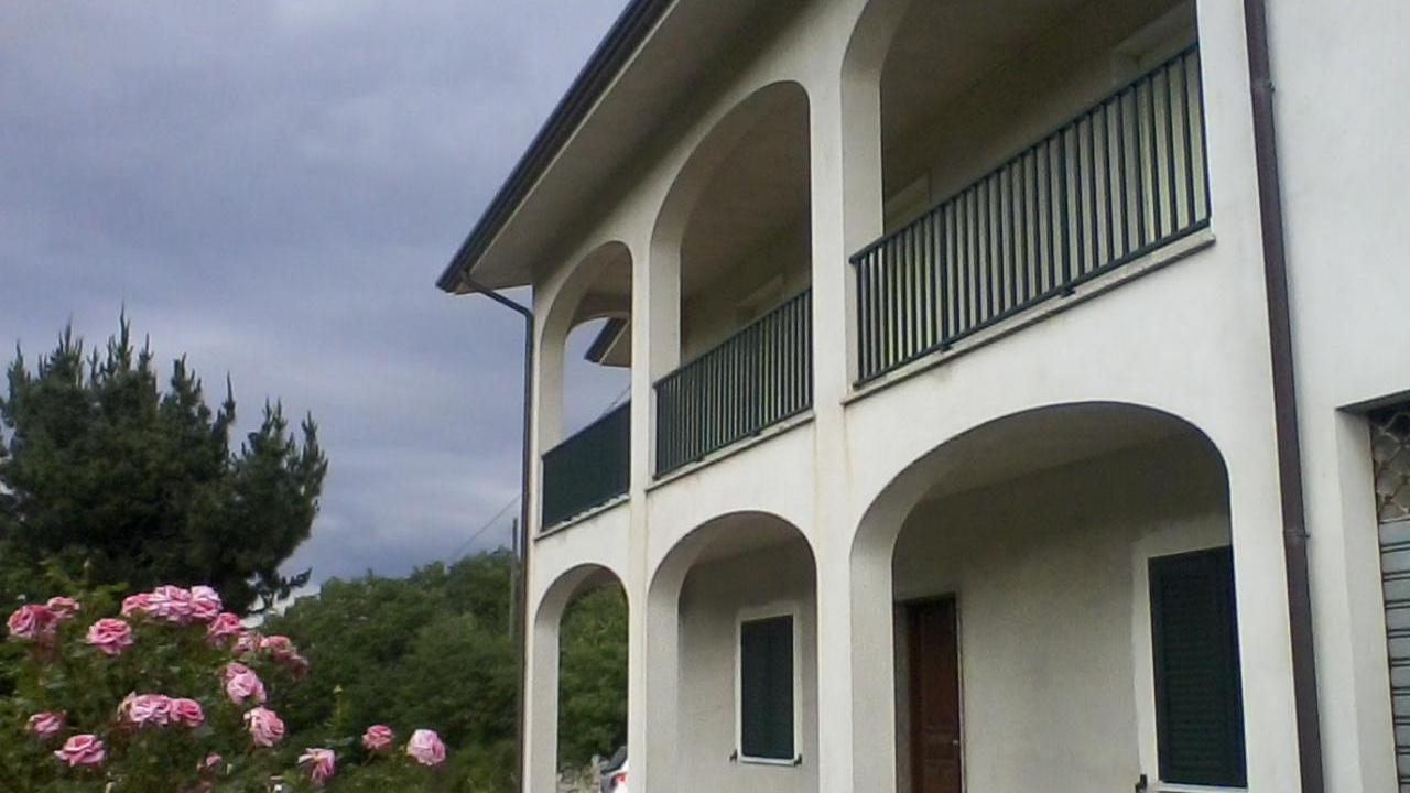 La picchiano e le fratturano un femore per derubarla in casa: «Ci scusi, c’è la crisi»