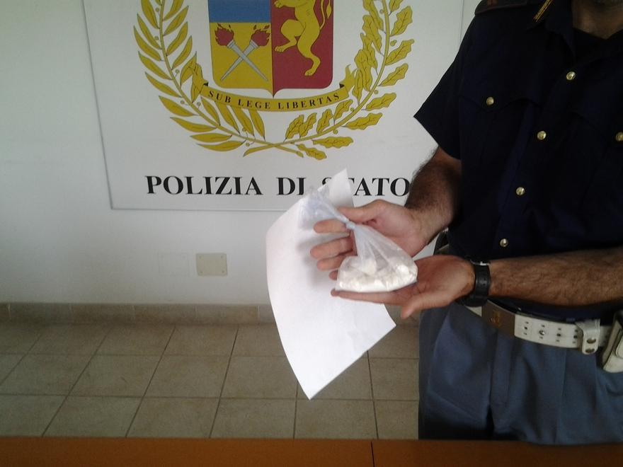 Traffico di droga nel casolare abbandonato, un arresto nella notte 