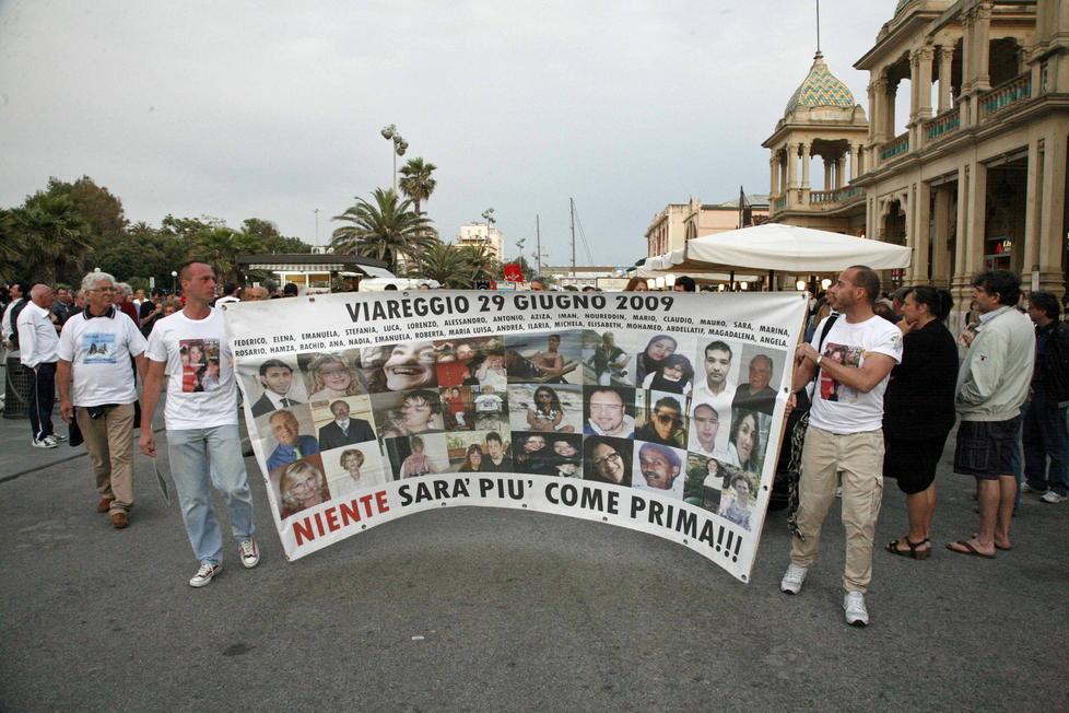 In bici per ricordare le vittime di Moby Prince e strage di Viareggio 