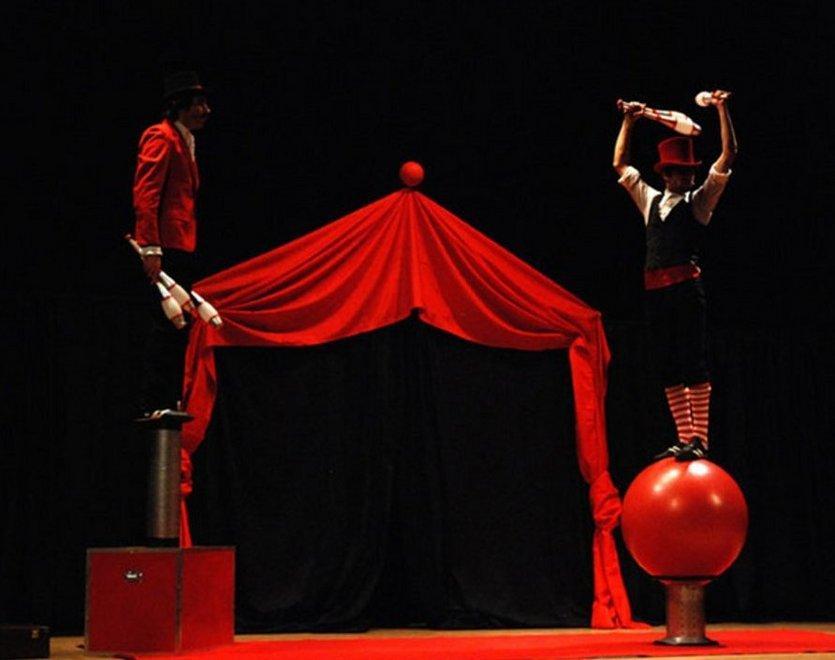 Clown, acrobati e giocolieri nei giardini pubblici 