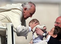 Il Papa: fate figli, altro che cani e gatti 