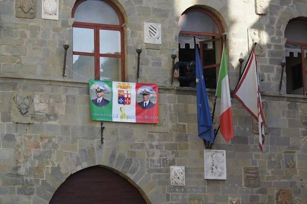 Giurlani assicura: lo striscione dei marò verrà ricollocato