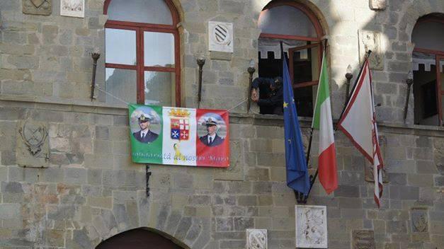 Giurlani assicura: lo striscione dei marò verrà ricollocato
