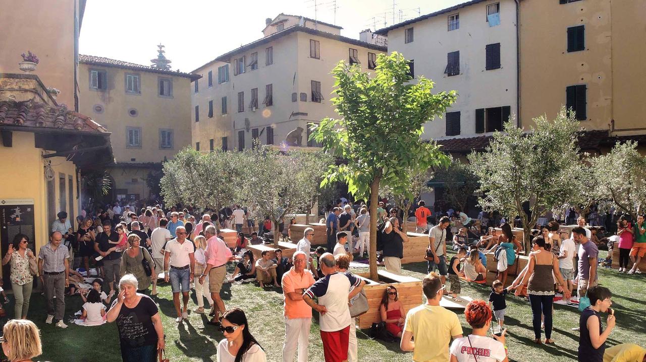 E il centro storico diventa un maxi giardino con erba vera