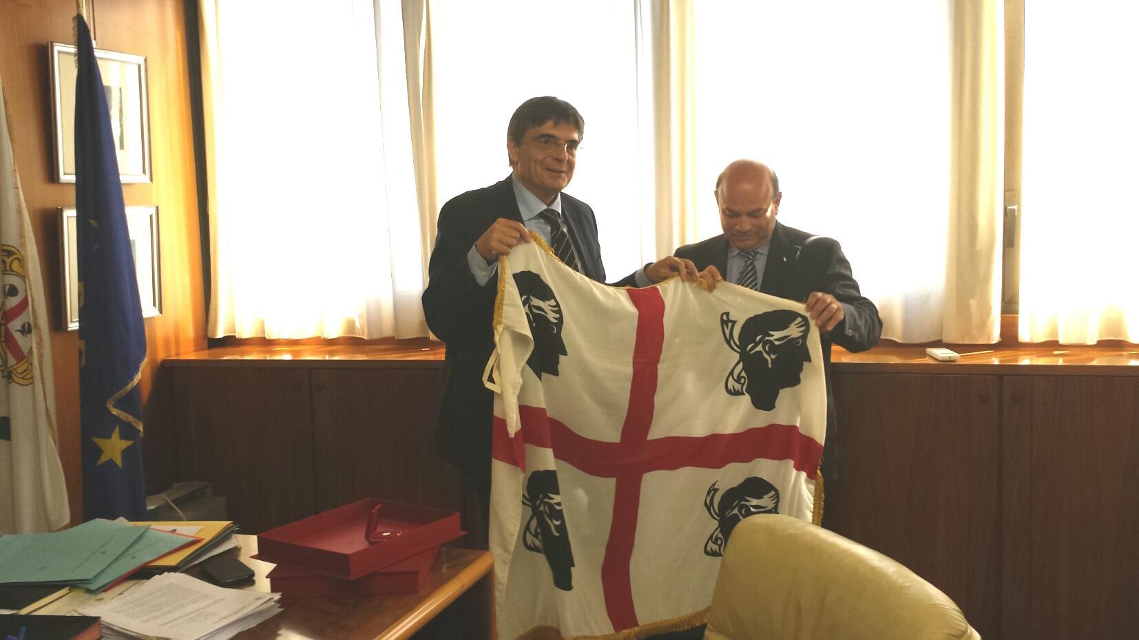 Il presidente del Consiglio Ganau abbraccia il sindaco di Sassari 