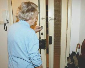 Si fa aprire la porta e le strappa la collana 
