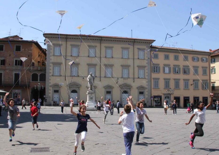 Il cielo di piazza Duomo colorato dagli aquiloni