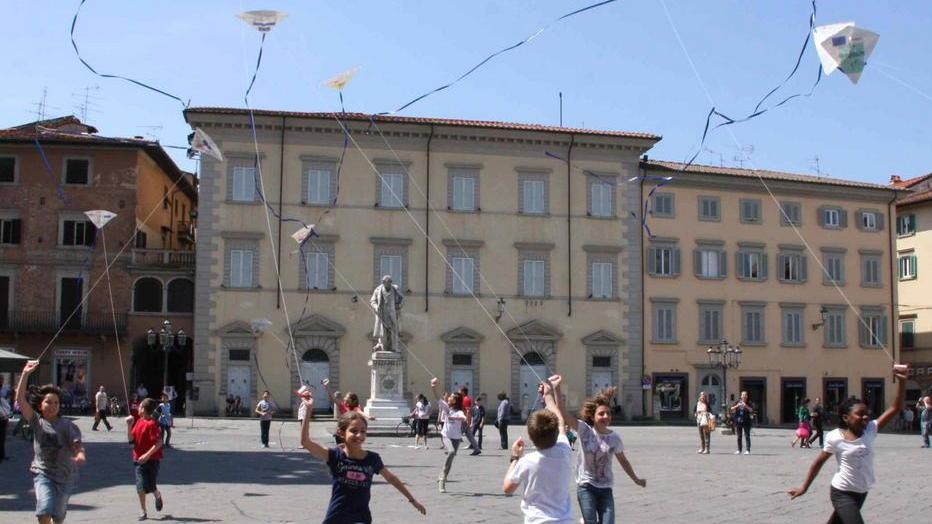Il cielo di piazza Duomo colorato dagli aquiloni