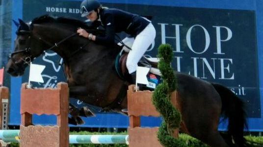 Nicoletta Sonnini conquista l’oro ai campionati di salto a ostacoli