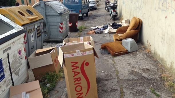 Da cinque giorni in via Trieste una discarica a cielo aperto