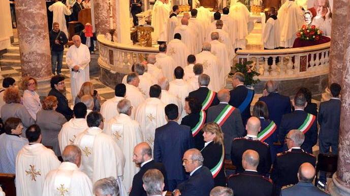Il maxi abbraccio a monsignor Tardelli per i suoi 10 anni