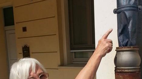Rabbia in via Einaudi «Vandalismi e caos serve un’ordinanza»