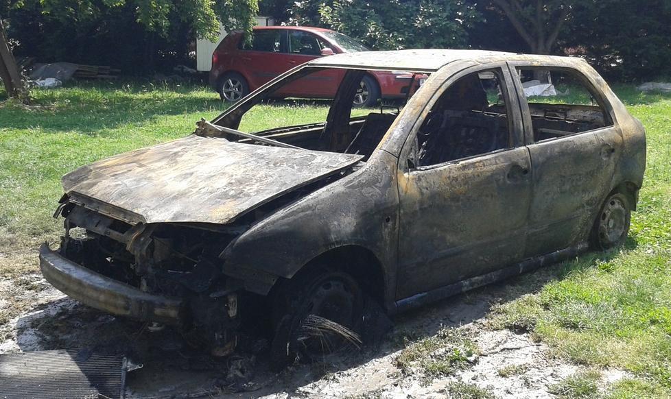 Garage in fiamme, indagini a tutto campo