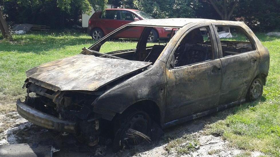 Garage in fiamme, indagini a tutto campo