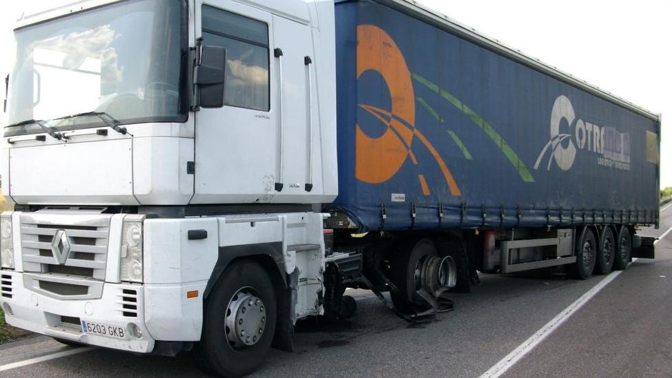 Sbanda a sinistra con l’auto e va a sbattere contro un Tir