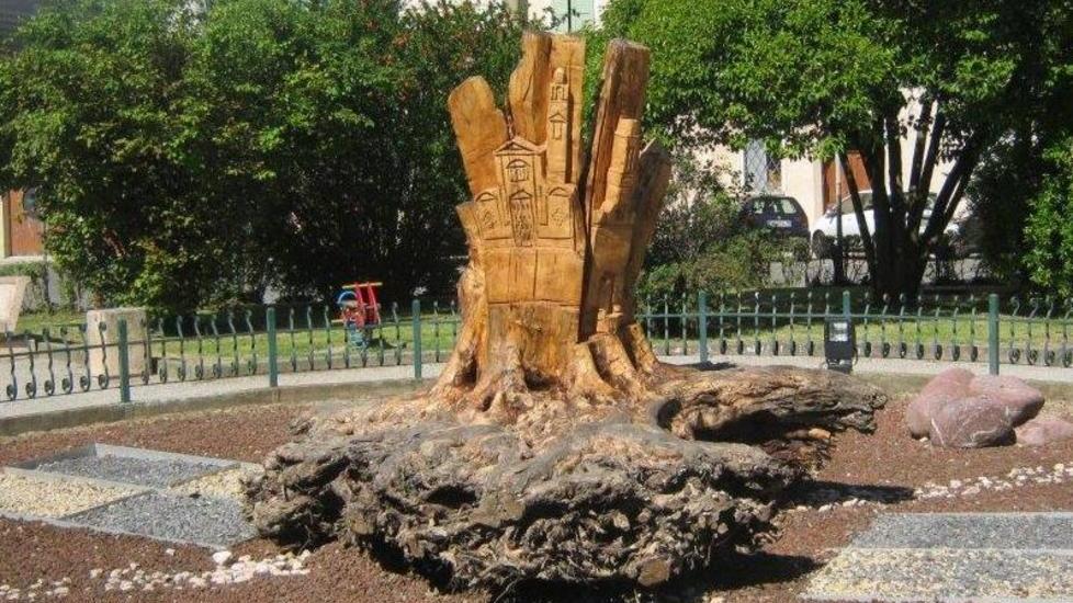 Una “zocca” recuperata diventa un monumento ligneo