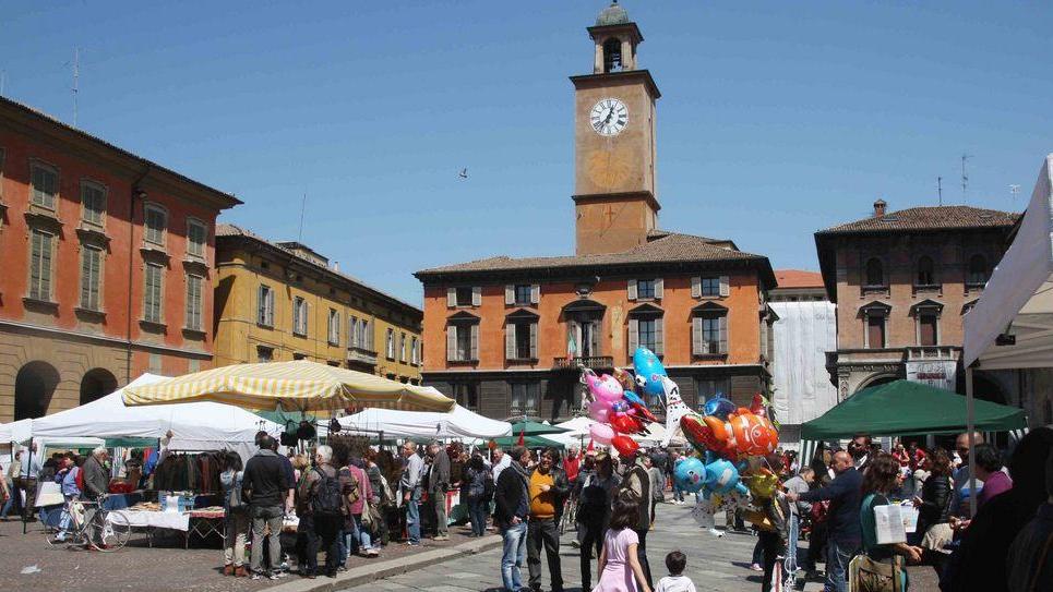 I monarchici a Vecchi «Intitoli la piazza al re»