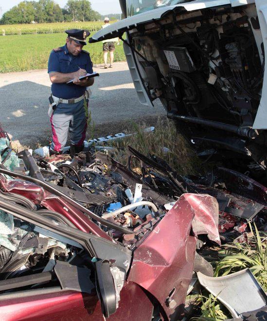 Muore in auto contro un Tir 