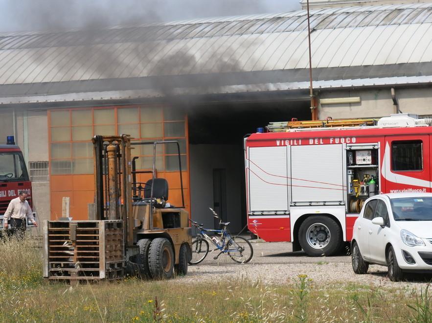 Bruciano i carri del carnevale 