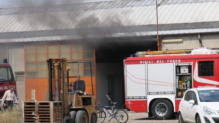 Bruciano i carri del carnevale