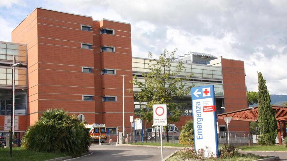 Si toglie la vita lanciandosi da un terrazzino dell’ospedale Versilia
