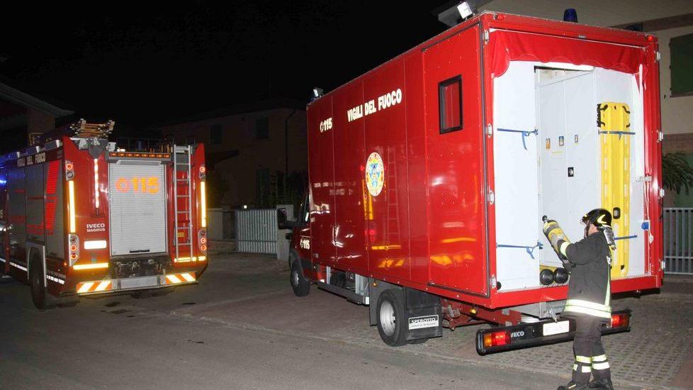 Brucia un’auto nella notte, probabile il dolo