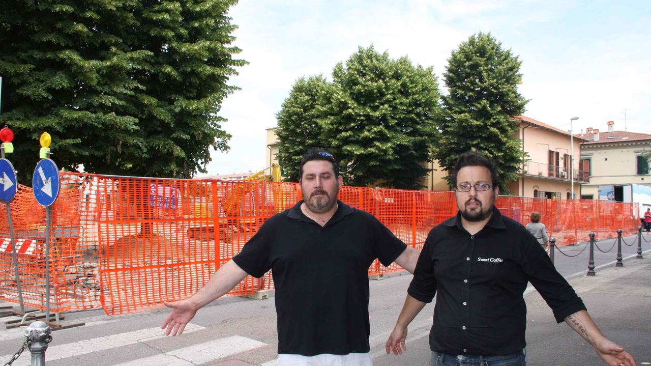Prato: Tavola e il cantiere deserto che blocca il paese