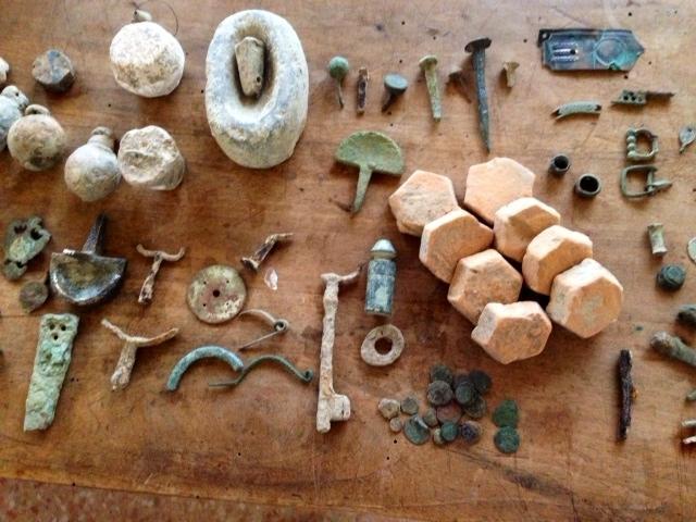Alla necropoli con il metal detector: e in casa aveva un tesoro archeologico 