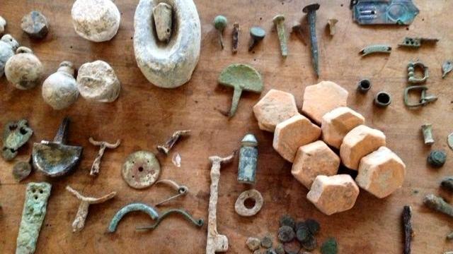 Alla necropoli con il metal detector: e in casa aveva un tesoro archeologico