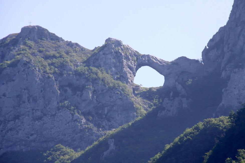 Escursionisti e appassionati in altalena sul Monte Forato 