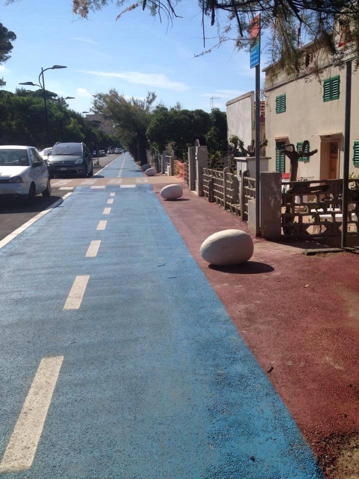 “Uova” giganti sul lungomare, polemiche a Follonica 
