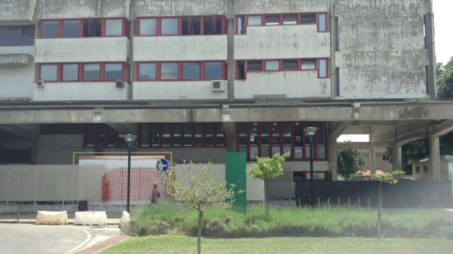 Prato, per fuggire alla polizia municipale si butta da un tetto: ferito