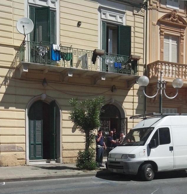 Emergenza casa: sfratto rinviato guardato a vista dalla polizia 