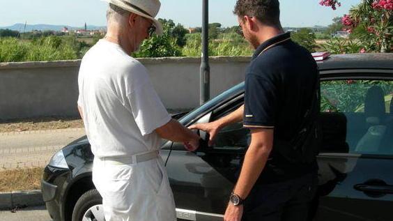 Tenta la truffa dello specchietto a un anziano ma la figlia lo mette in fuga