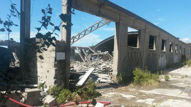 Crolla una parte d’un capannone a Pisa, ricerche sotto i detriti