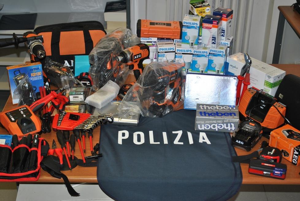 Si mette nello zaino due Pc aziendali, in casa un deposito di materiale sospetto 