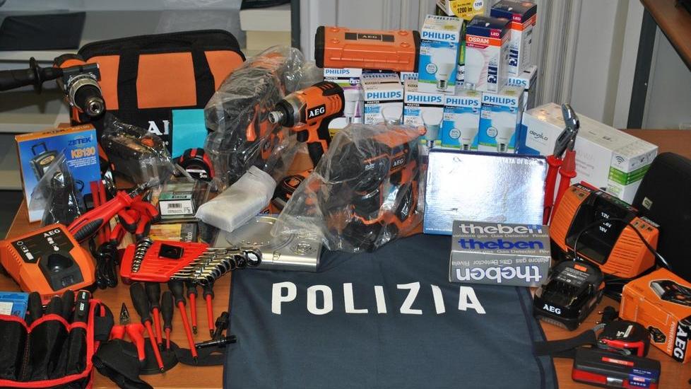 Si mette nello zaino due Pc aziendali, in casa un deposito di materiale sospetto