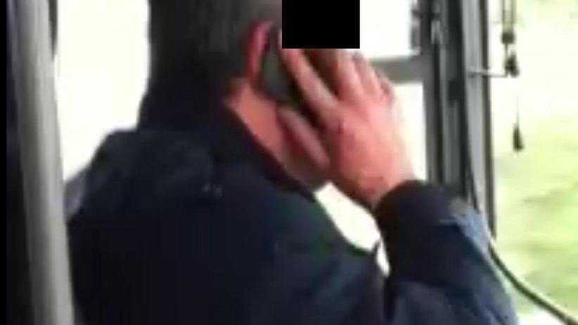 Al telefono mentre guidano, scatta l’indagine interna sugli autisti