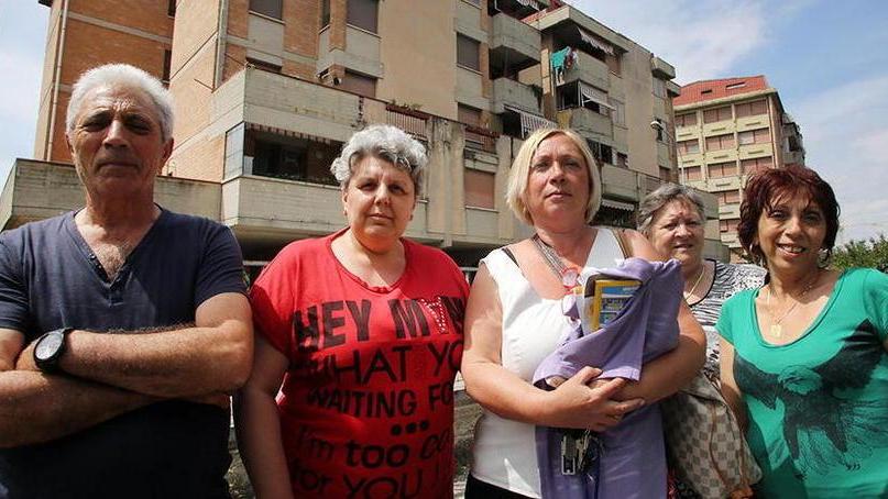 Amianto, crepe e infiltrazioni rivolta nelle case popolari