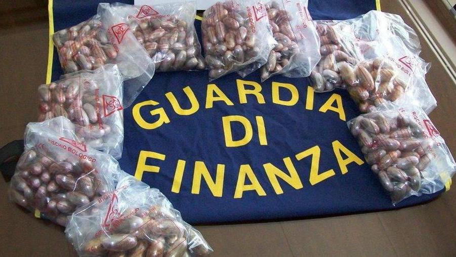 Atterra con 69 ovuli di hashish in corpo