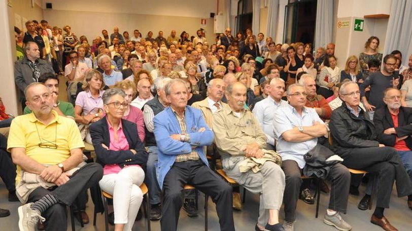 400 persone accalcate all’auditorium e sulla strada