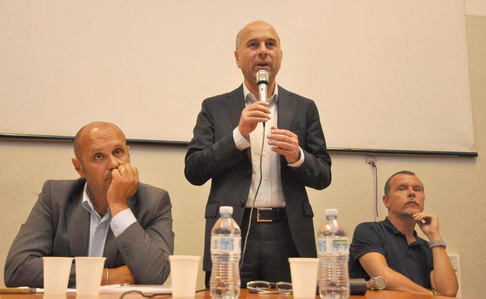 Accuse incrociate tra i rivali e il faccia a faccia si accende