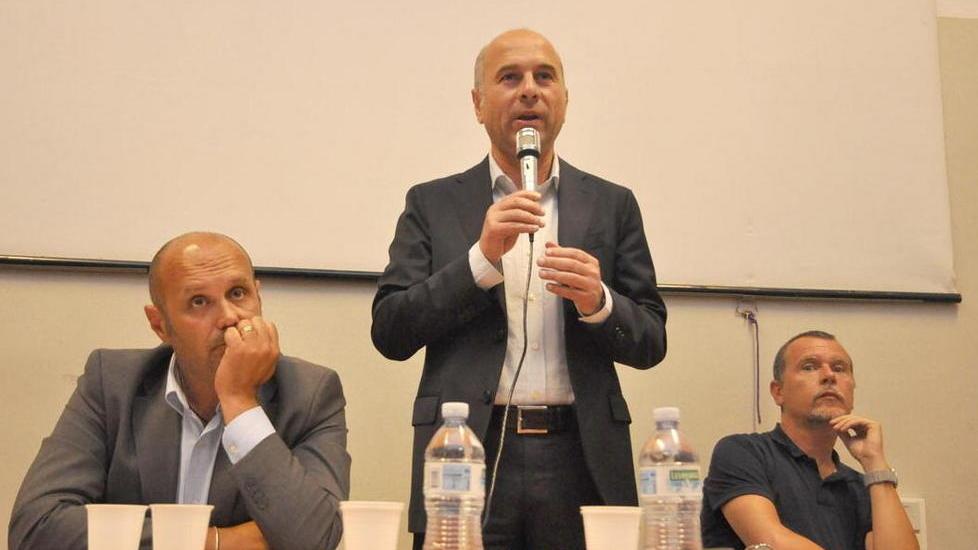 Accuse incrociate tra i rivali e il faccia a faccia si accende