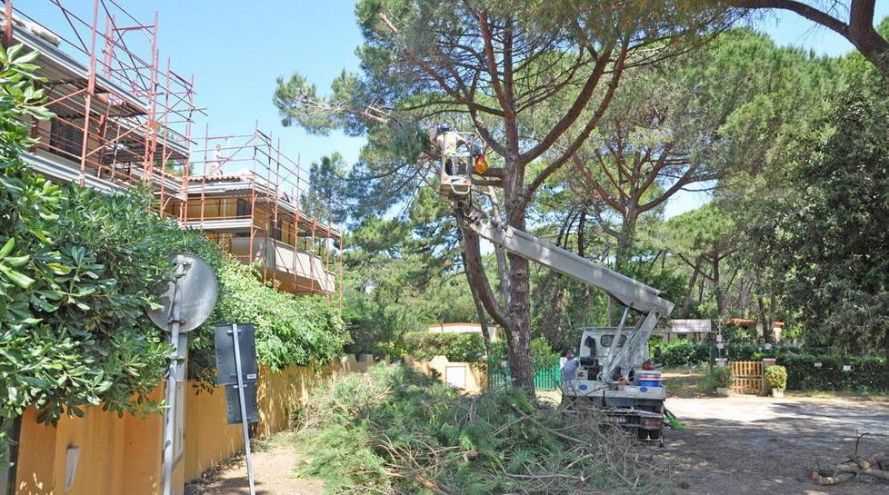 Protesta per i lavori davanti al residence 