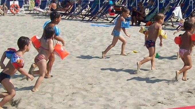 Via plastica e rifiuti dalla spiaggia libera entro il 15 di giugno