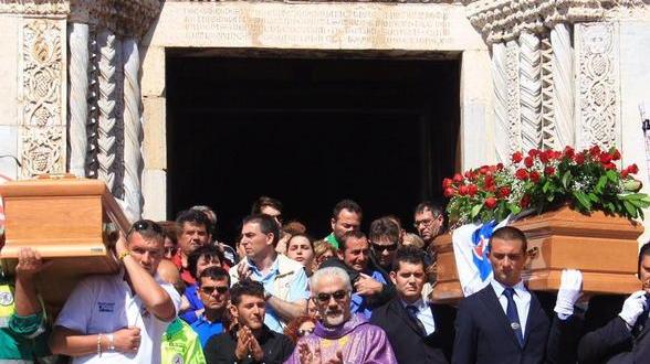 I sorrisi nelle foto, le lacrime nella chiesa