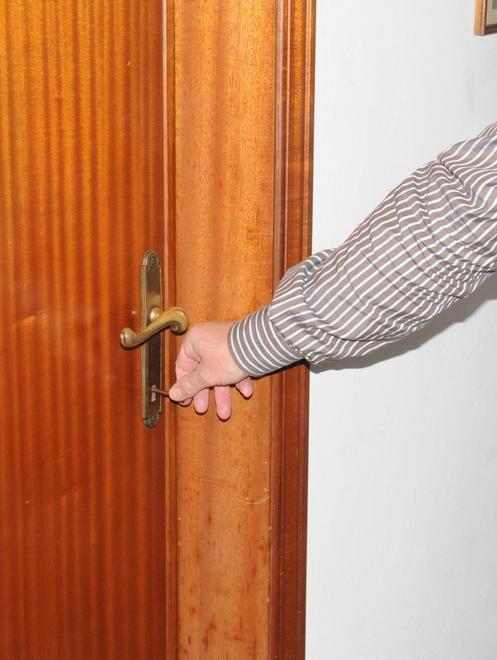 Si fa aprire la porta, le strappa la collana e fugge