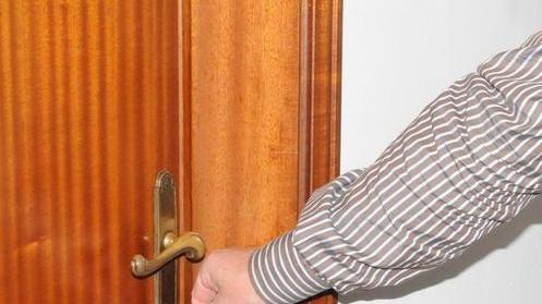 Si fa aprire la porta, le strappa la collana e fugge