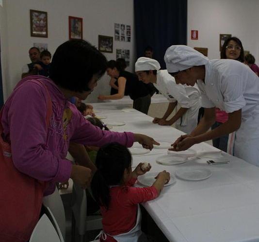 Bambini del nido in visita all’Alberghiero a scuola di impasto dai “fratelloni” dell’istituto 